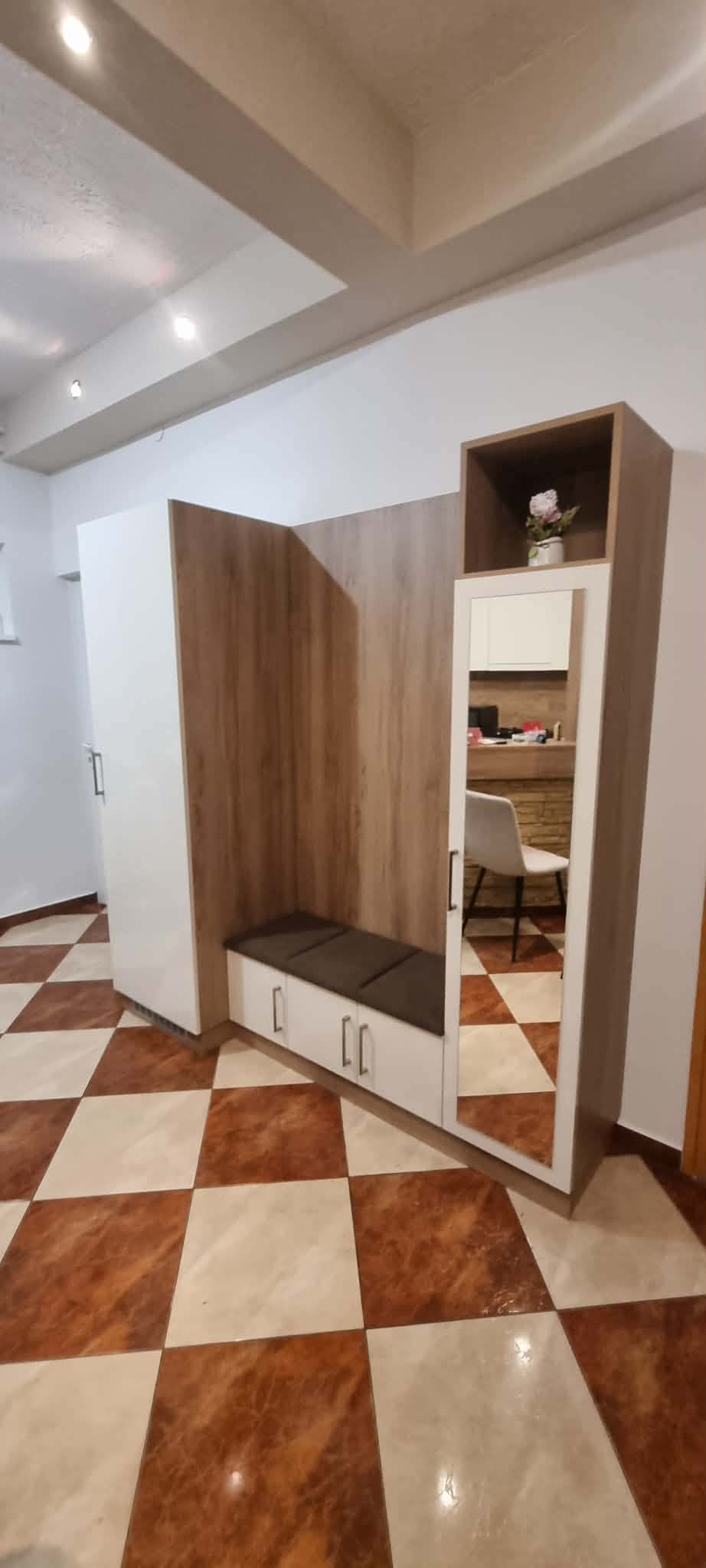 Tükrös, fiókos előszobabútor ülőpaddal és nyitott akasztós résszel