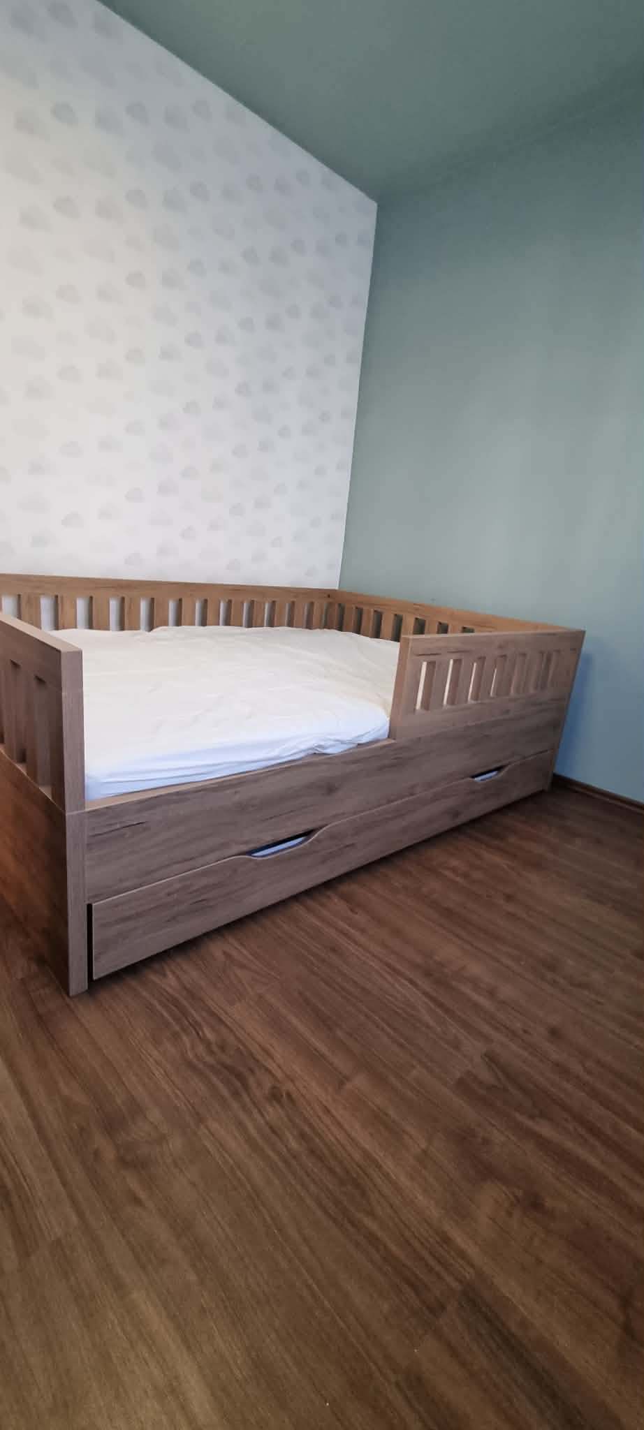 Tölgyszínű gyerekágy léces védőkorláttal és két nagy tárolófiókkal